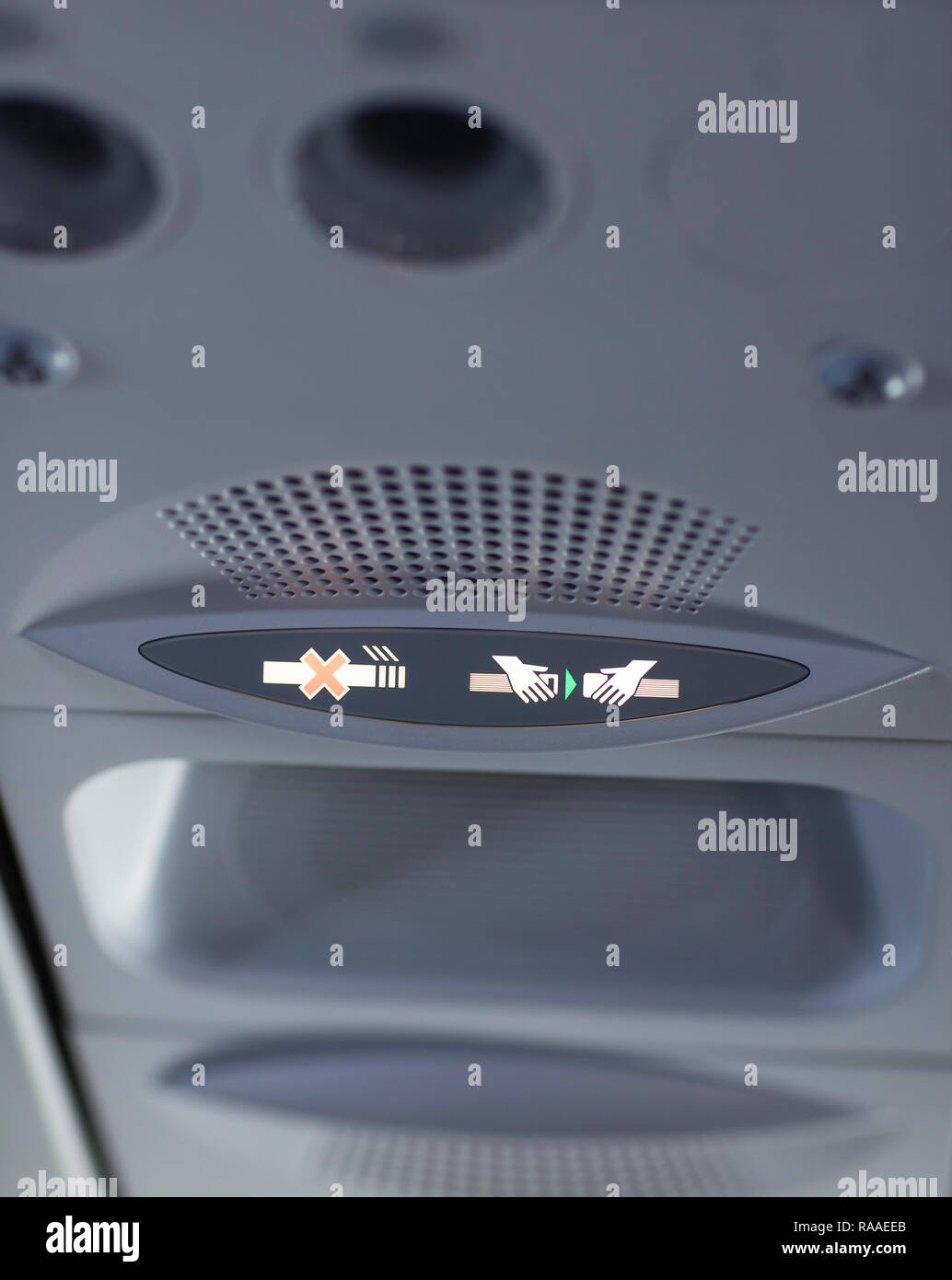 Ne pas fumer et de boucler la ceinture de signer dans l'avion. Banque D'Images