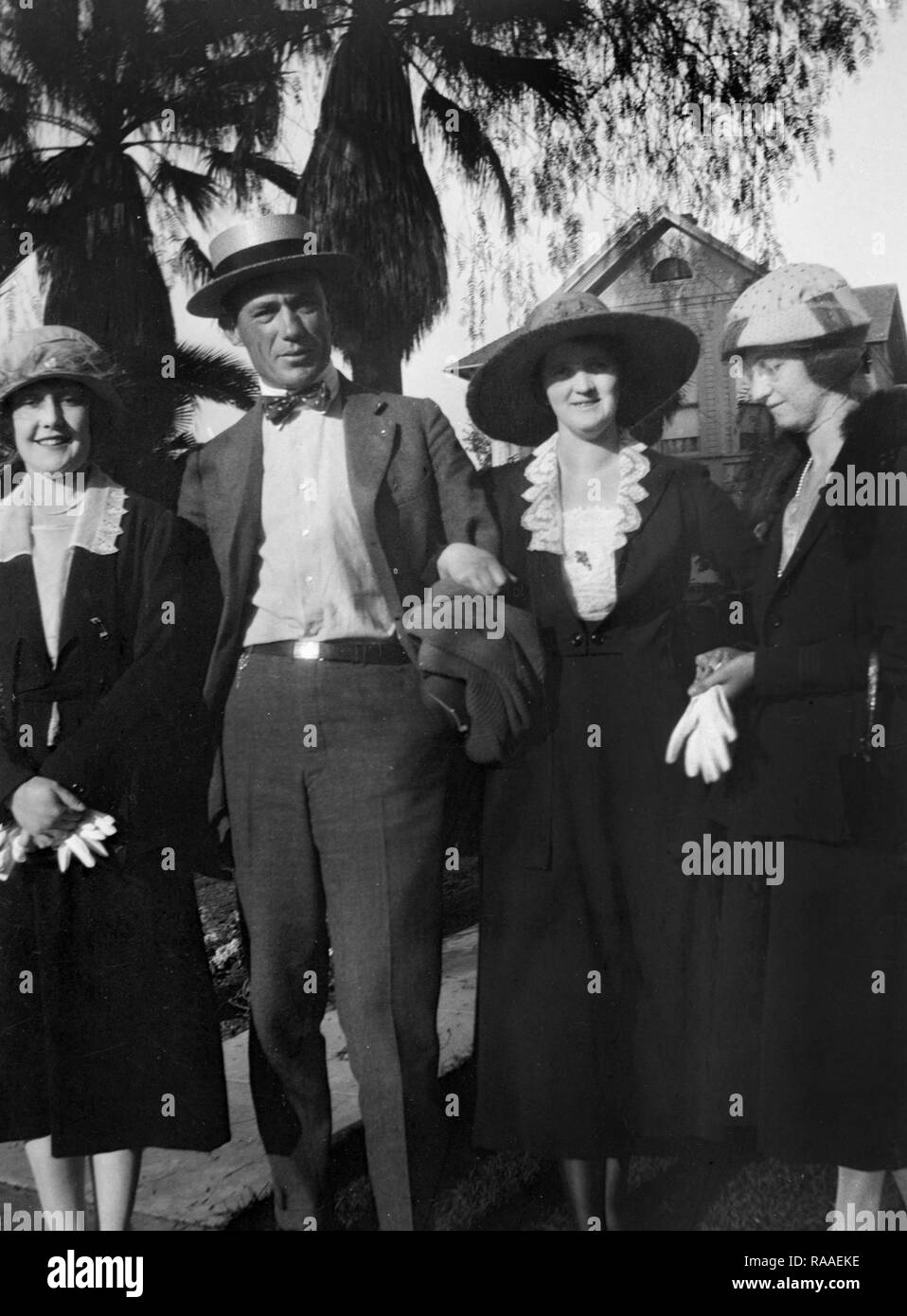 Un groupe d'adultes se tenir ensemble à l'extérieur de leur maison en Californie, ca. 1920. Banque D'Images