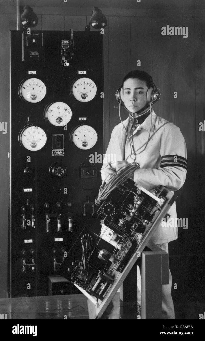 Un soldat japonais avec l'équipement de communication,ca. 1933. Banque D'Images