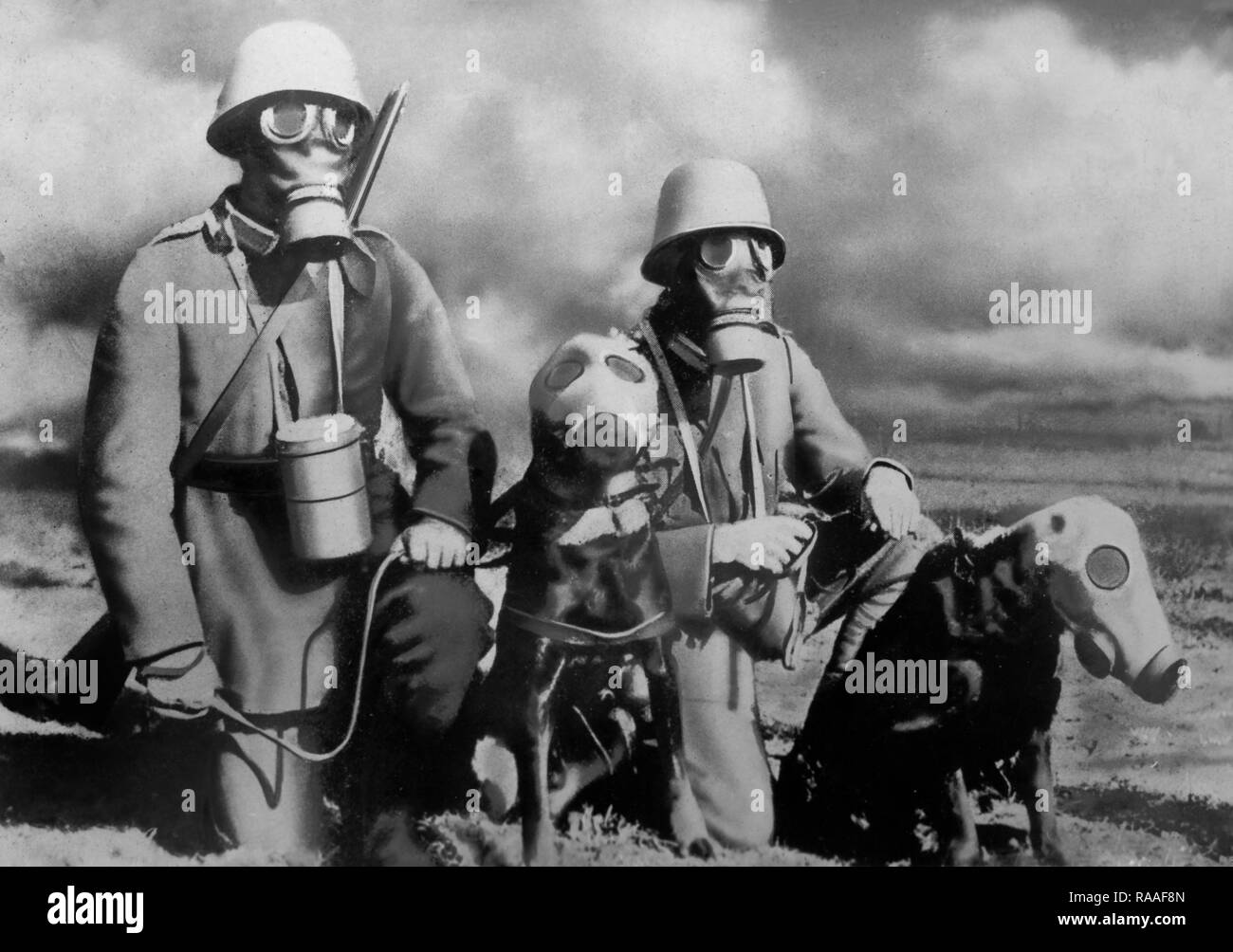 Les soldats japonais et leurs chiens de porter des masques à gaz au cours d'une session de formation, ca. 1933. Banque D'Images