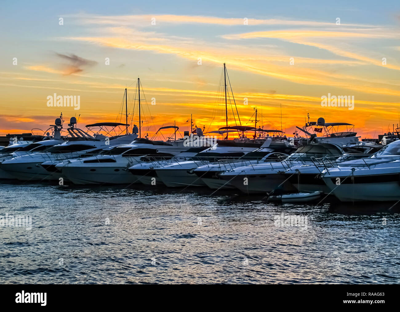 Port de plaisance avec bateaux et yachts à beau coucher du soleil Banque D'Images