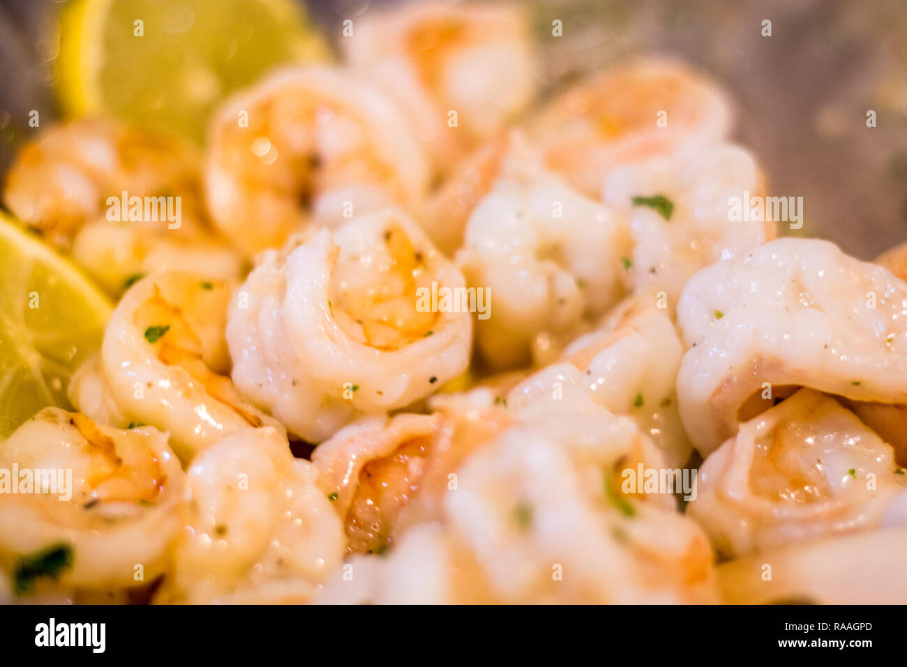 Et délicieux Scampi Crevettes sautées à la poêle avec du beurre, citron, l'ail, les flocons de poivron rouge et de persil frais Banque D'Images