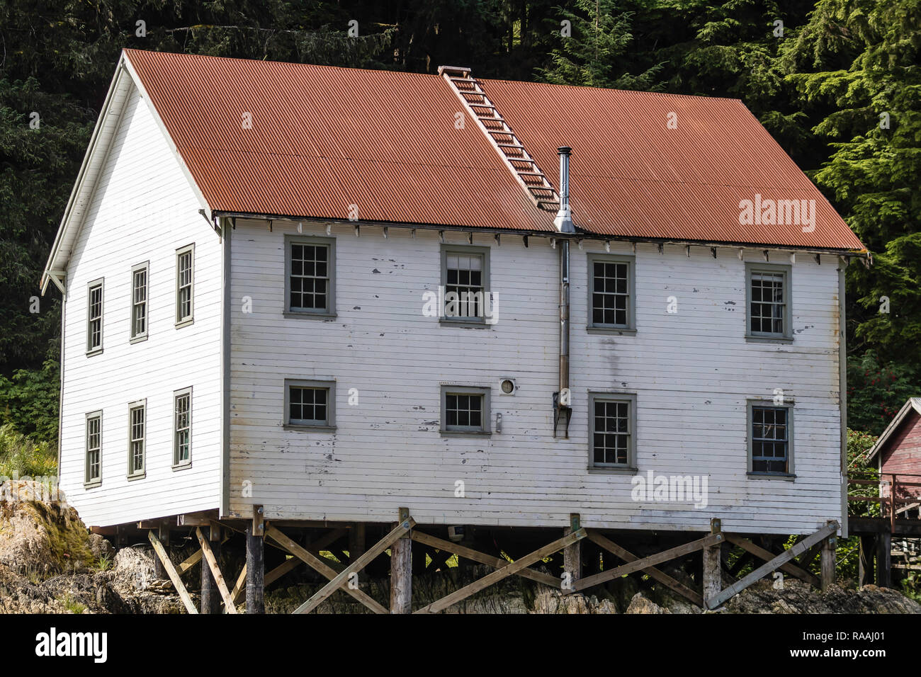 Il reste d'une conserverie de saumon abandonnés en ville Sitkoh Bay, île Chichagof, sud-est de l'Alaska, USA. Banque D'Images