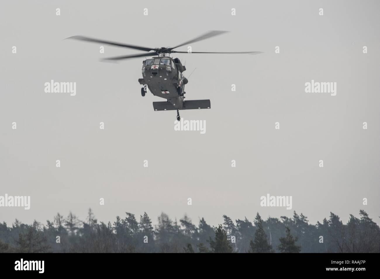 Les soldats de l'Armée américaine du 3e bataillon du 501e Régiment d'aviation, la formation avec un Black Hawk UH-60M à l'entraînement Local Oberdachstetten, Allemagne, 10 janvier 2017. Mission DART sont nécessaires pour ramener des troupes et avion endommagé. Banque D'Images