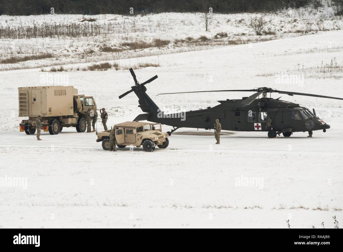 Les soldats du 3e bataillon du 501e Régiment d'aviation, assurer la sécurité et plus regarder l'hélicoptère zone d'atterrissage au cours de l'écrasement d'un aéronef de l'équipe de récupération (DART) de la formation au secteur d'entraînement Local Oberdachstetten, Allemagne, 10 janvier 2017. DART formation prépare les soldats de la brigade d'aviation pour battlefield Aircraft recovery résultant de l'expérience des avions de combat ou d'endommager les composants accidentelle résultant en un atterrissage forcé dans un environnement hostile. Banque D'Images