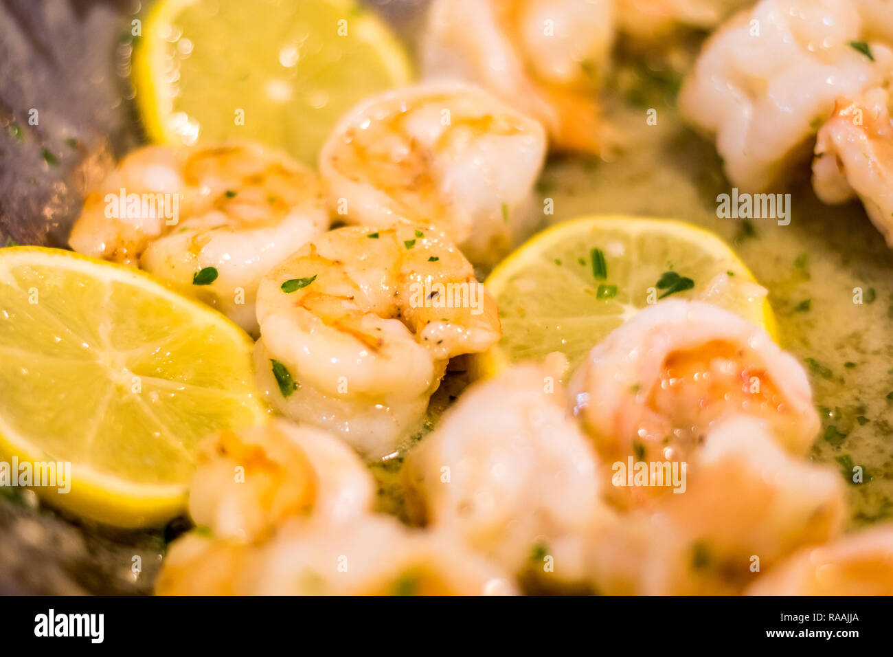 Et délicieux Scampi Crevettes sautées à la poêle avec du beurre, citron, l'ail, les flocons de poivron rouge et de persil frais Banque D'Images