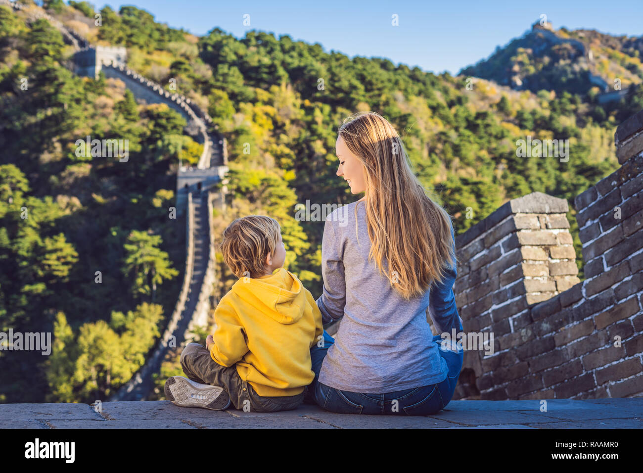 Joyeux Joyeux Joyeux Touristes Maman Et Fils A La Grande Muraille De Chine Mediter Sur Voyage De Vacances En Asie Destination De La Chine Voyage Avec Enfants En Chine Concept Photo Stock
