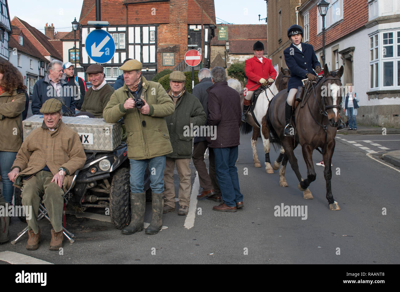 Jour de l'an Royaume-Uni. Foxhunting traditionnellement partisans - les suiveurs de pied attendent que la chasse arrive au début de la journée. Chiddingfold Leconfield et Cowdray Hunt. Midhurst West Sussex années 2019 2010 Royaume-Uni HOMER SYKES Banque D'Images