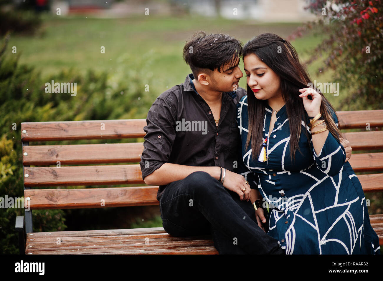 Histoire D Amour De Couple Indien Poses A L Exterieur Assis Sur Un Banc Photo Stock Alamy