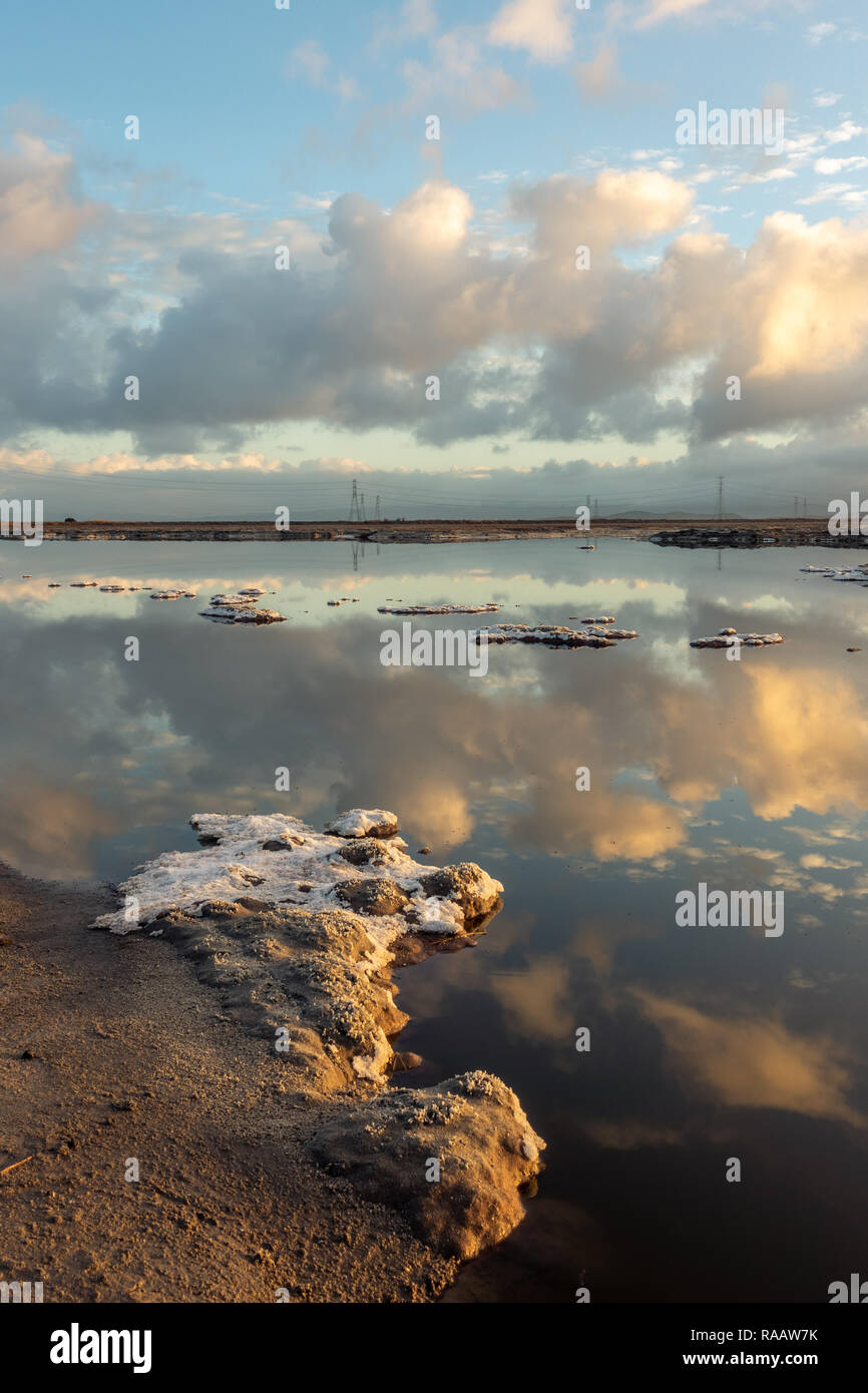 Les nuages et la réflexion le long de la baie à l'aube, Bayfront Park, Californie Banque D'Images