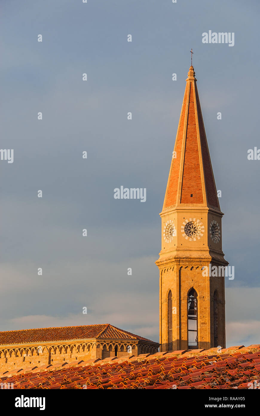 Vue de la cathédrale d'Arezzo clocher gothique au coucher du soleil à partir de la caractéristique centre historique tuscanic les toits de tuiles rouges (avec copie espace) Banque D'Images