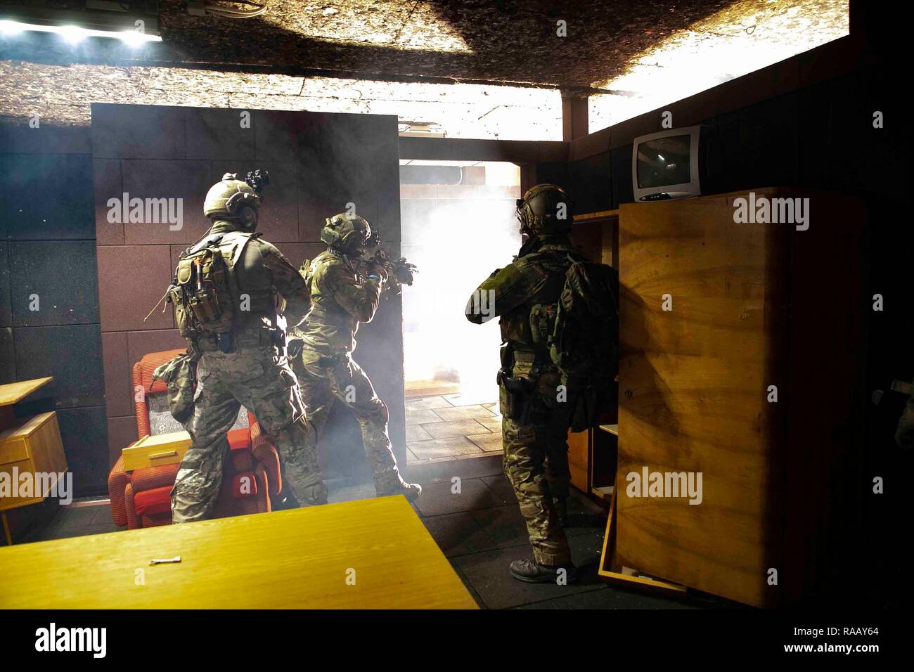 Le polonais et slovaque Special Operations Forces entrer et effacer un bâtiment après l'aide d'une grenade flash 14 novembre 2018 en Slovaquie dans le cadre de l'Advanced Cours de chefs de combat. Les FOS de la Lituanie, la Pologne et la Slovaquie ont participé à la réunion semi-dirigée par les États-Unis, un le cours de formation des formateurs destinés à améliorer la létalité SOF dans close quarters battle. (U.S. Photo de l'armée par le Sgt. Alexis K. Washburn) Banque D'Images