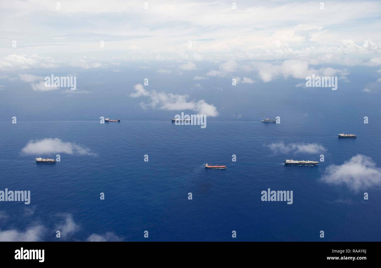 Océan Pacifique (23 août 2018) - Transport maritime Les navires de commandement militaire en formation de voile au large de Guam au cours d'un exercice avec l'Escadron d'hélicoptères de combat de la mer 25 (HSC-25), le 23 août. 25 HSC est la seule marine MH-60S déployées à l'avant de l'escadron expéditionnaire. Dans le cadre d'hélicoptère de combat Pacifique Mer aile, il offre une capacité d'hélicoptère armé pour 7è et 5ème ainsi que les parcs de détachements à diverses commandes couvrant un vaste ensemble de la mission. (U.S. Photo par marine Spécialiste de la communication de masse 3 Classe Randall W. Ramaswamy/libérés) Banque D'Images