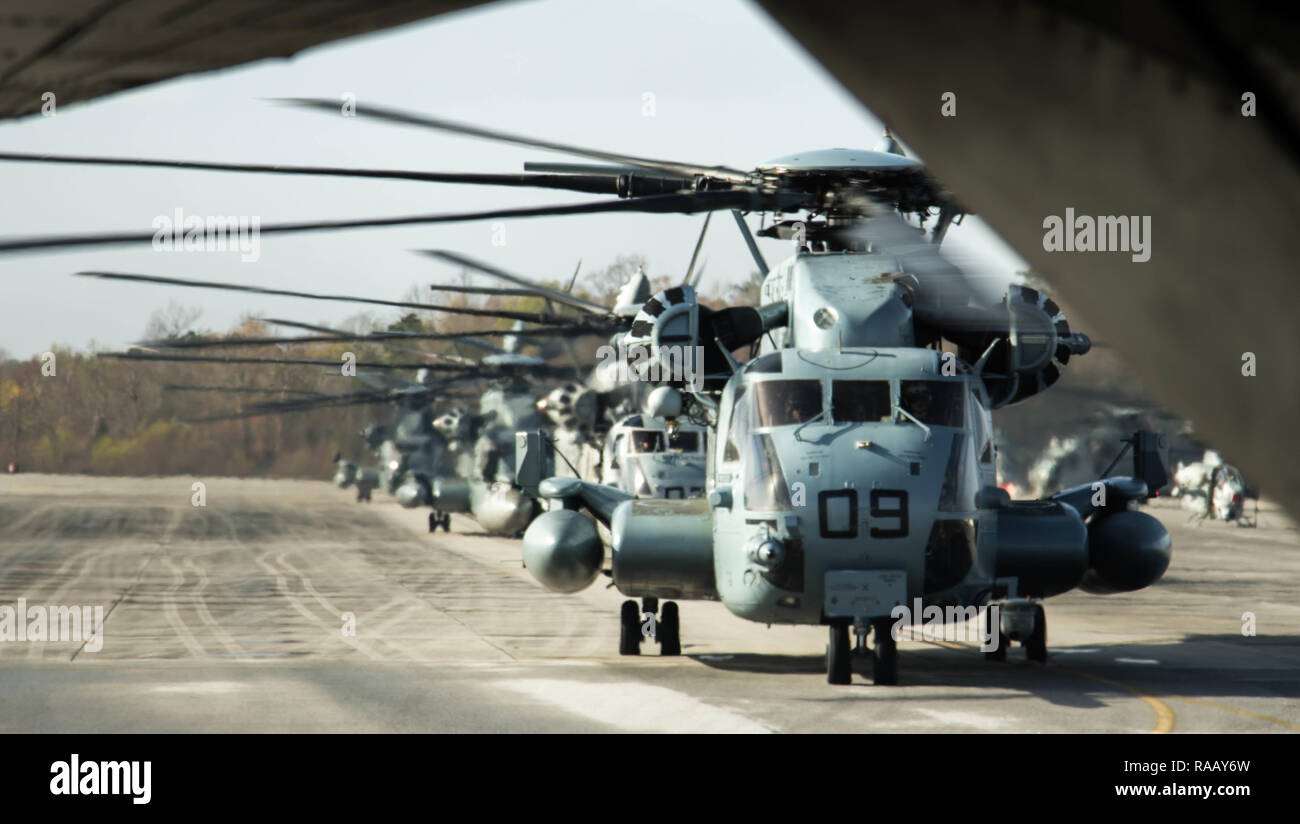 Huit CH-53E Super Etalons avec Marine Escadron 302 Formation des hélicoptères lourds (HMHT-302) taxi en bas de la piste au Marine Corps Air Station New River, N.C., 21 décembre 2018. HMHT-302 lancé avec succès huit CH-53Es avec vingt-six passagers pour un vol simple comme un écran de remerciements pour le travail acharné de l'escadron. (U.S. Marine Corps photo prise par Sgt. Courtney T. Miner) Banque D'Images