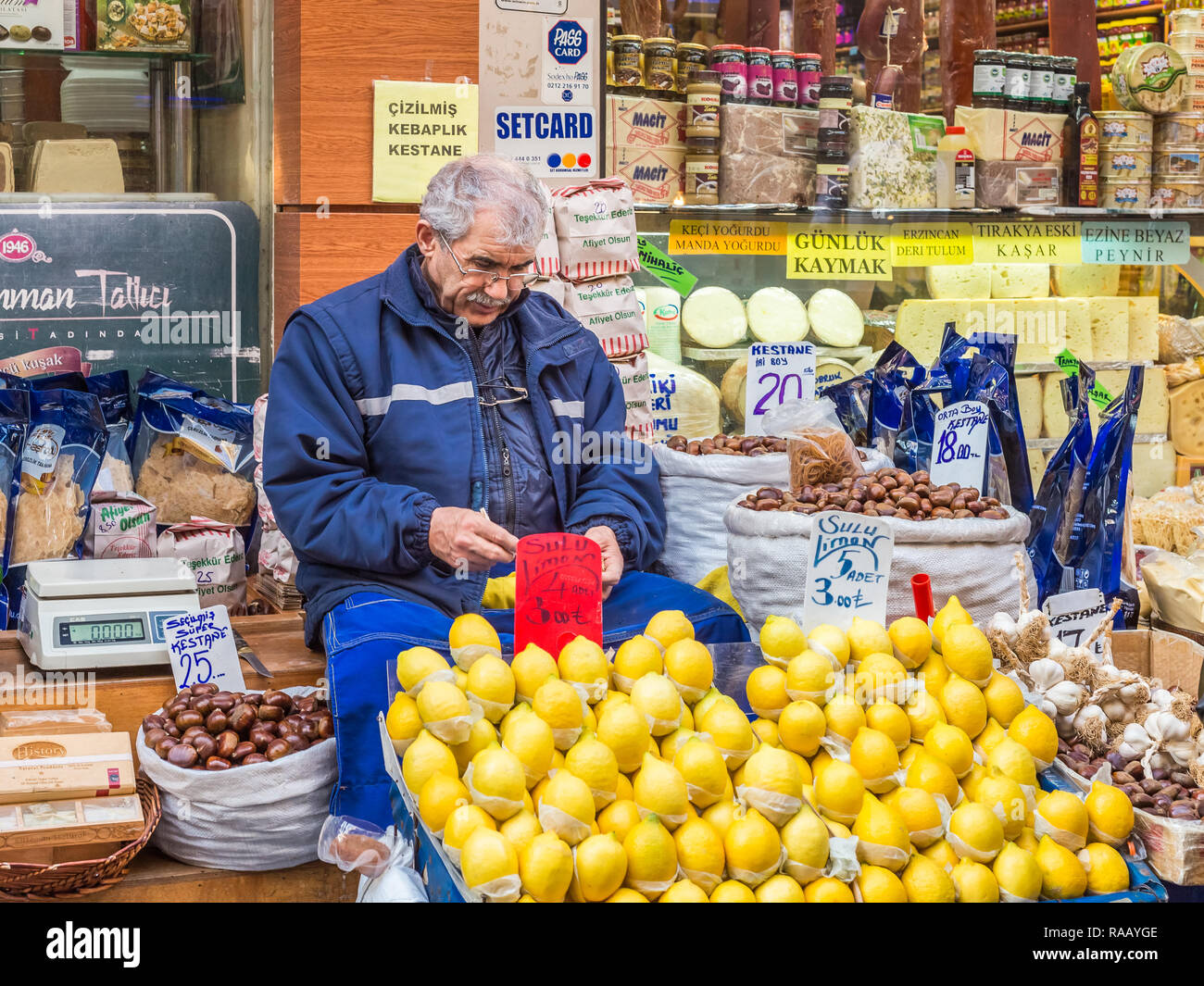 Istanbul, Turquie, le 20 janvier. 2015 : l'homme turc vend des fruits et noix dans un marché de rue dans la région de Kadikoy. Banque D'Images