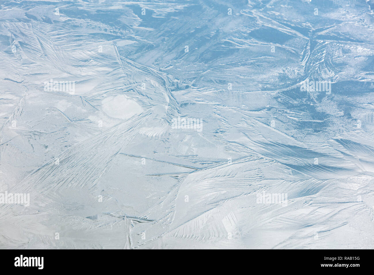 Divers modèles et des fissures sur la surface de glace brillante. L'hiver pour motif texture background Banque D'Images