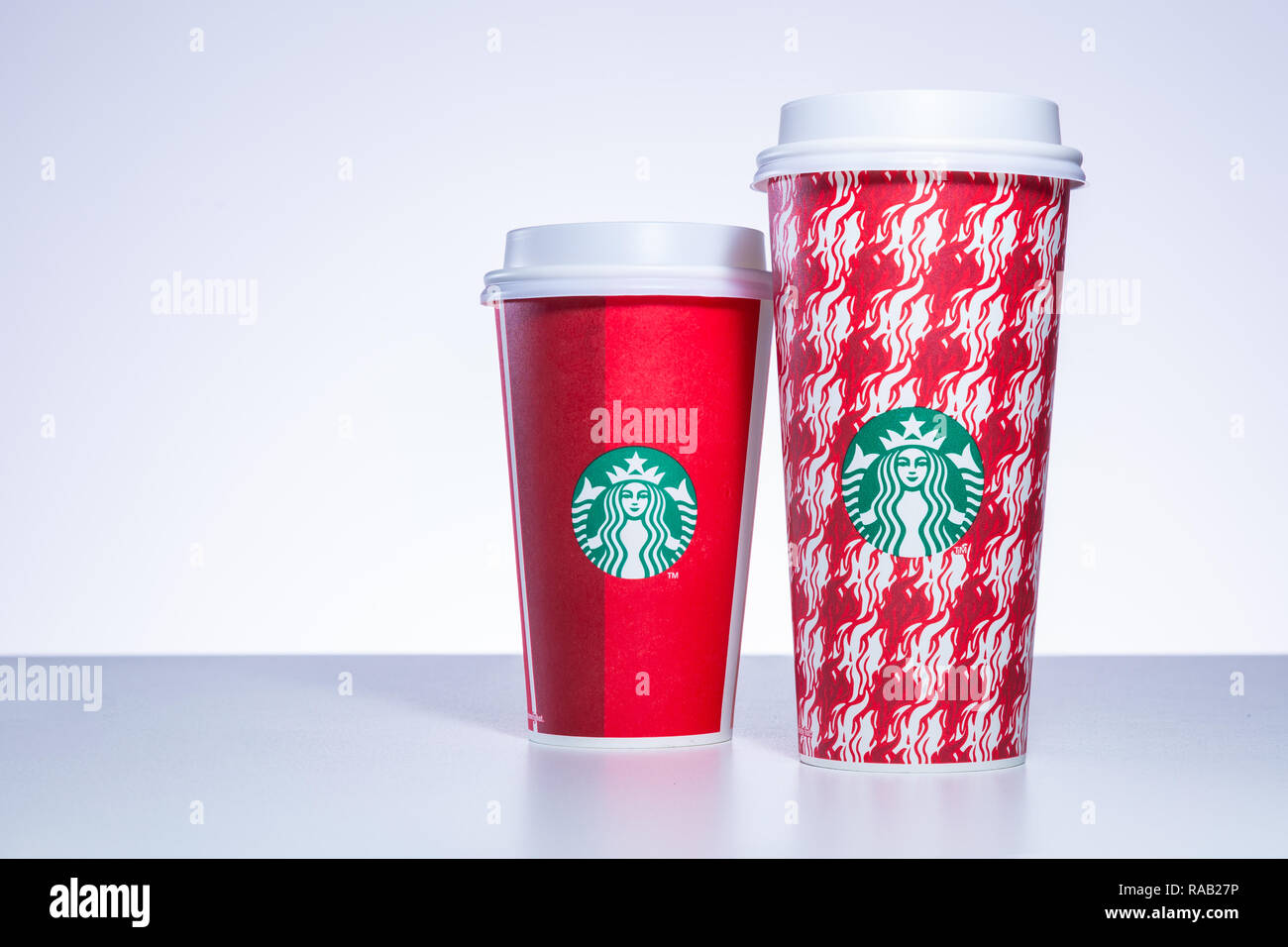 CHIANG MAI, THAÏLANDE - 31 décembre 2018 - Starbucks prendre Accueil Maison de tasses dans diverses conceptions alignés sur le tableau blanc contre un fond blanc en Chian Banque D'Images