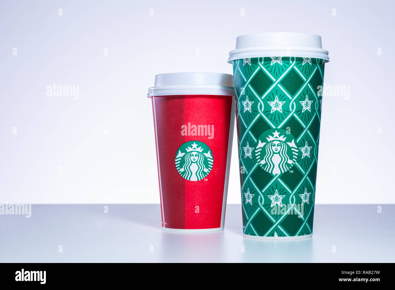 CHIANG MAI, THAÏLANDE - 31 décembre 2018 - Starbucks prendre Accueil Maison de tasses dans diverses conceptions alignés sur le tableau blanc contre un fond blanc en Chian Banque D'Images