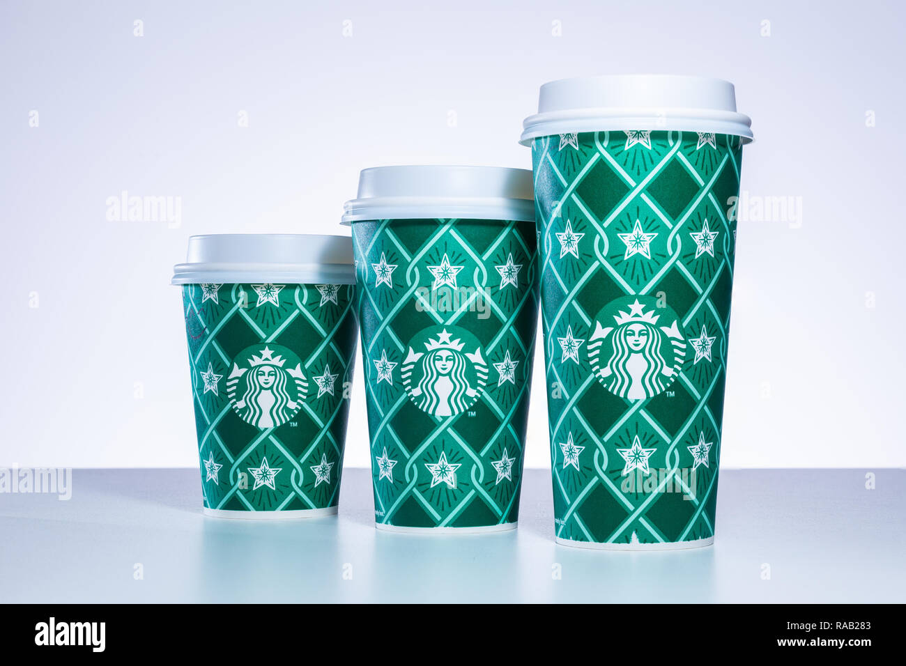 CHIANG MAI, THAÏLANDE - 31 décembre 2018 - Starbucks prendre Accueil Maison de tasses dans diverses conceptions alignés sur le tableau blanc contre un fond blanc en Chian Banque D'Images