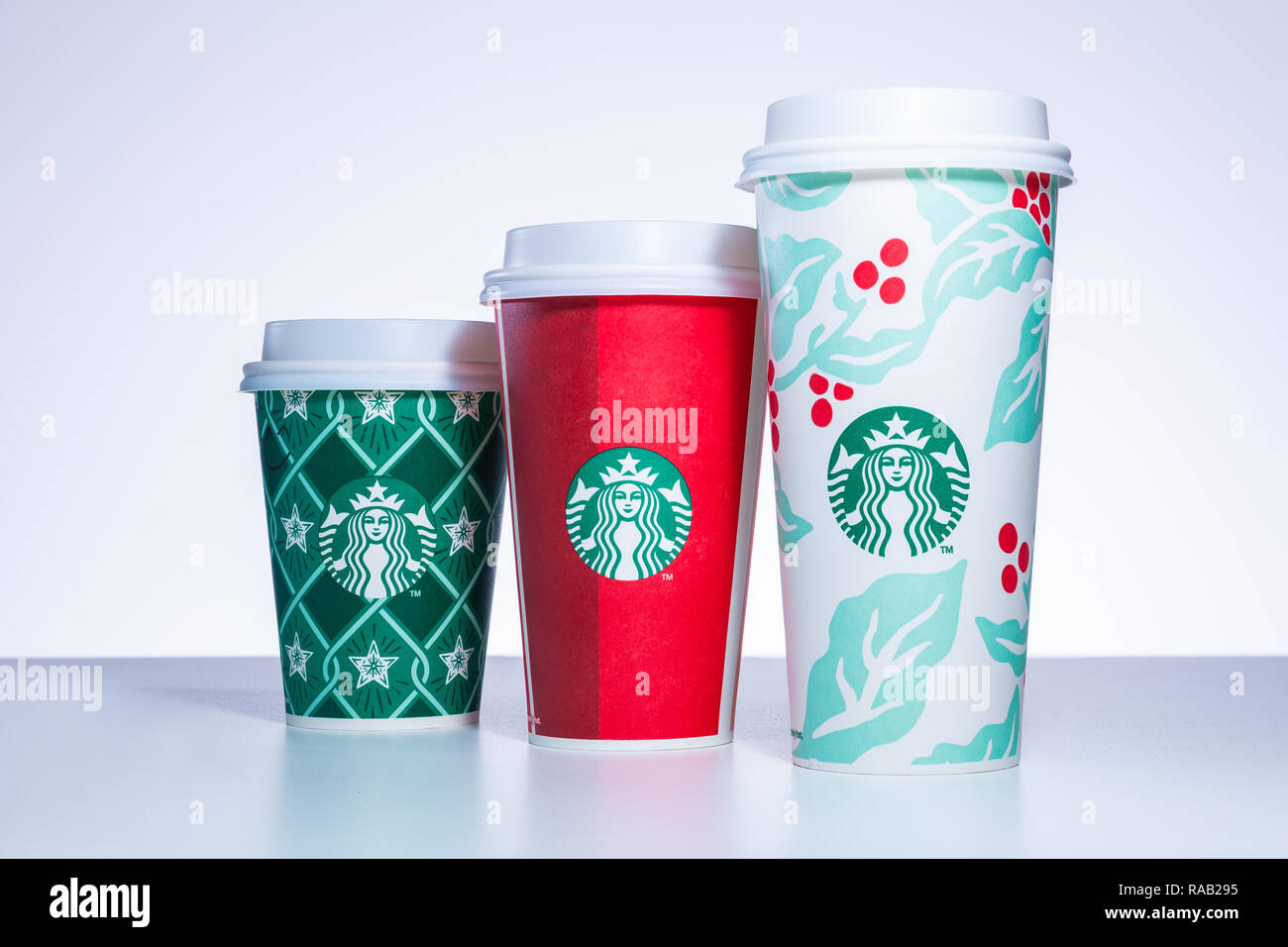 CHIANG MAI, THAÏLANDE - 31 décembre 2018 - Starbucks prendre Accueil Maison de tasses dans diverses conceptions alignés sur le tableau blanc contre un fond blanc en Chian Banque D'Images