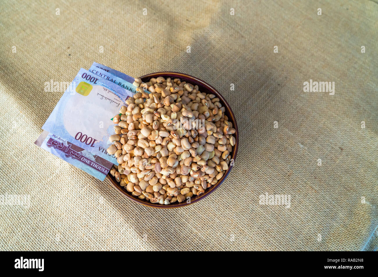 Bol de haricots avec naira nigérian d'acheter Banque D'Images