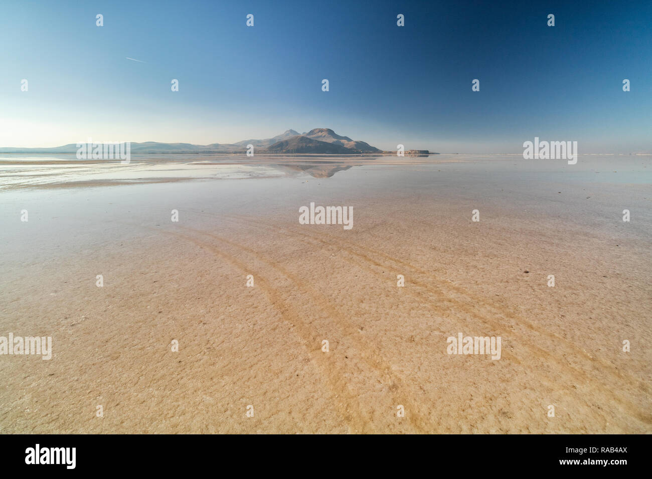 Sur l'île du lac d'Orumieh, le deuxième lac de sel dans le monde Banque D'Images Sur l'île du lac d'Orumieh, le deuxième lac de sel dans le monde Banque D'Images