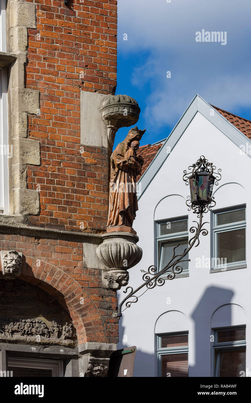 Statue de coin dans la vieille ville de Bruges, Belgique Banque D'Images