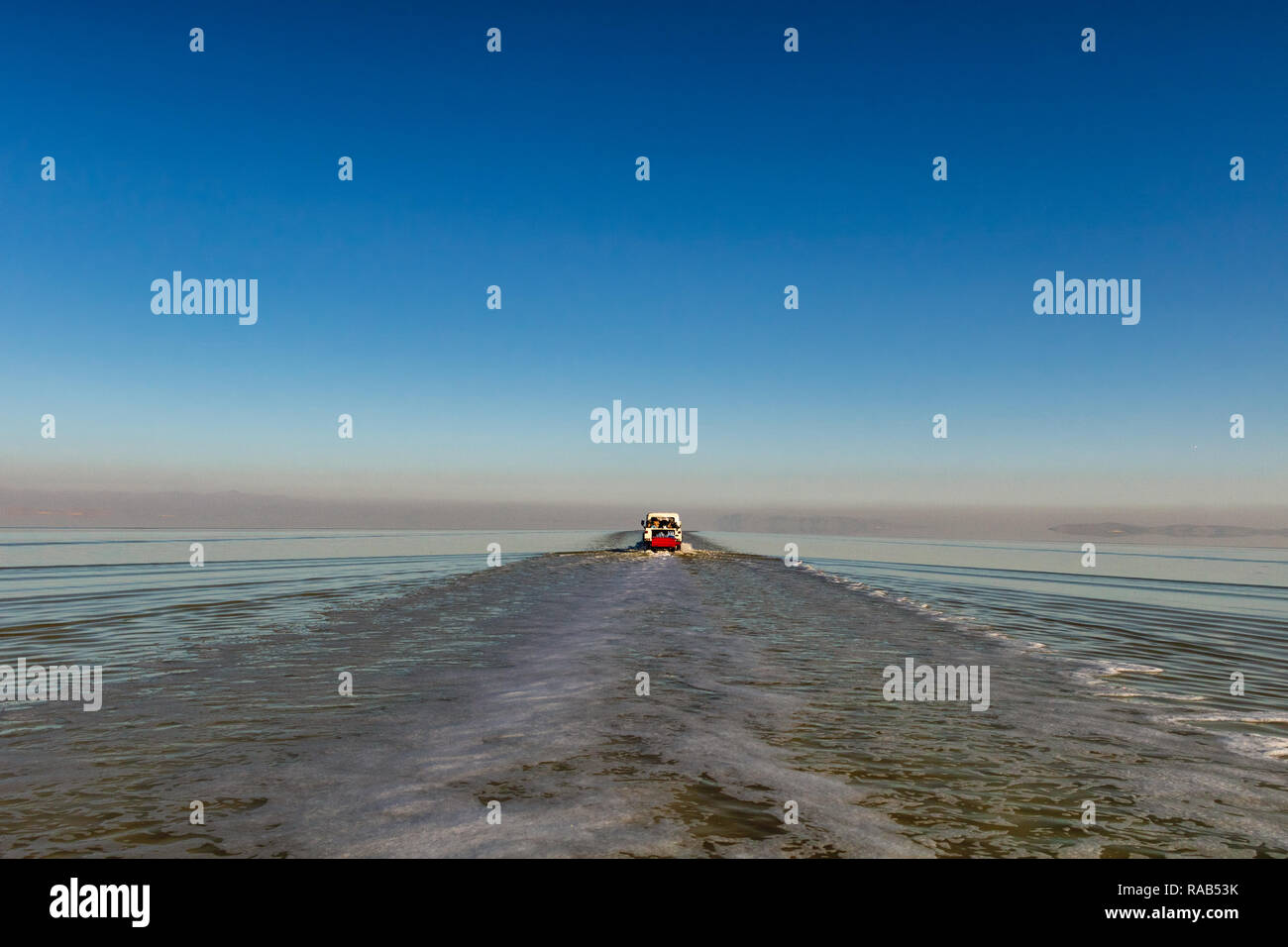 Sur l'île du lac d'Orumieh, le deuxième lac de sel dans le monde Banque D'Images Sur l'île du lac d'Orumieh, le deuxième lac de sel dans le monde Banque D'Images