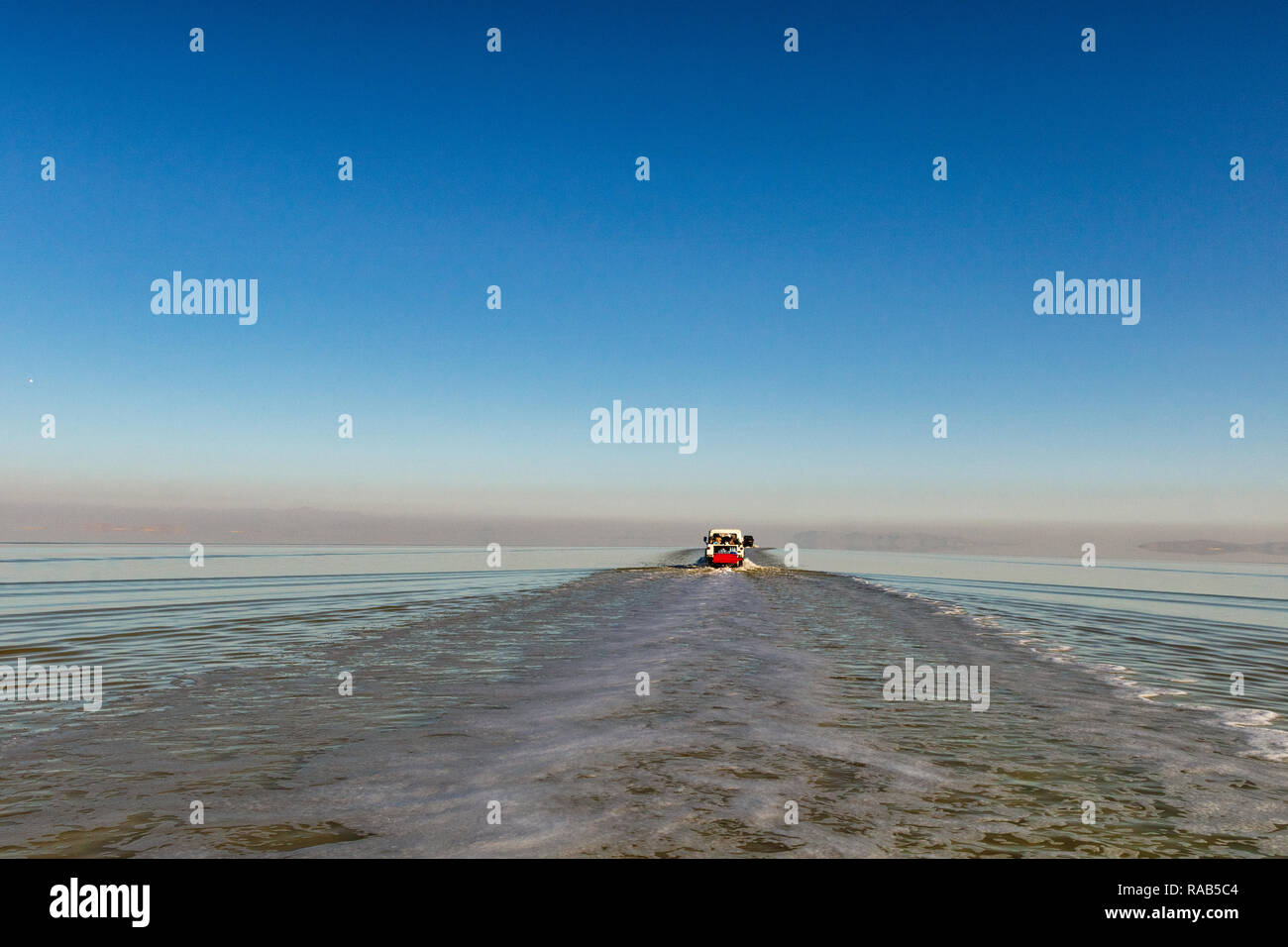 Sur l'île du lac d'Orumieh, le deuxième lac de sel dans le monde Banque D'Images Sur l'île du lac d'Orumieh, le deuxième lac de sel dans le monde Banque D'Images