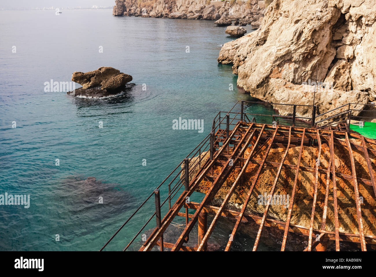 La fin de l'été vacances plage concept saison. Ponton en bois au bord de la mer démontée. Les préparatifs pour la saison froide d'hiver. C couleur horizontal Banque D'Images