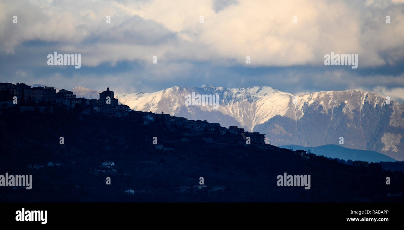 Vue sur le magnifique village de Veroli dans la province de Frosinone. Les montagnes enneigées en arrière-plan. L'Italie. Banque D'Images