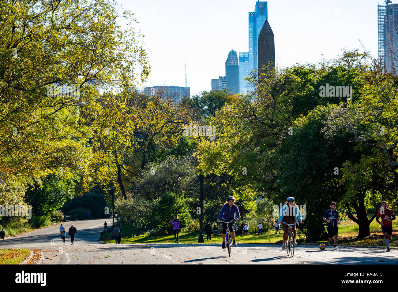 NEW YORK - États-Unis - 30 novembre 2018. Certaines personnes sont la marche et la bicyclette dans la magnifique et coloré, Central Park, Manhattan, New Yo Banque D'Images
