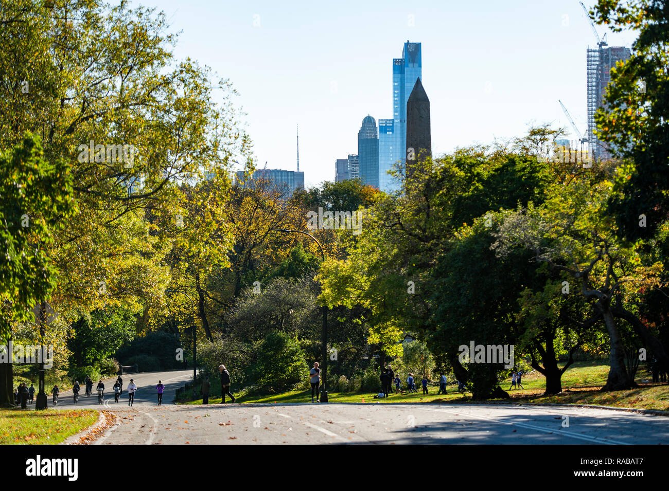 NEW YORK - États-Unis - 30 novembre 2018. Certaines personnes sont la marche et la bicyclette dans la magnifique et coloré, Central Park, Manhattan, New Yo Banque D'Images