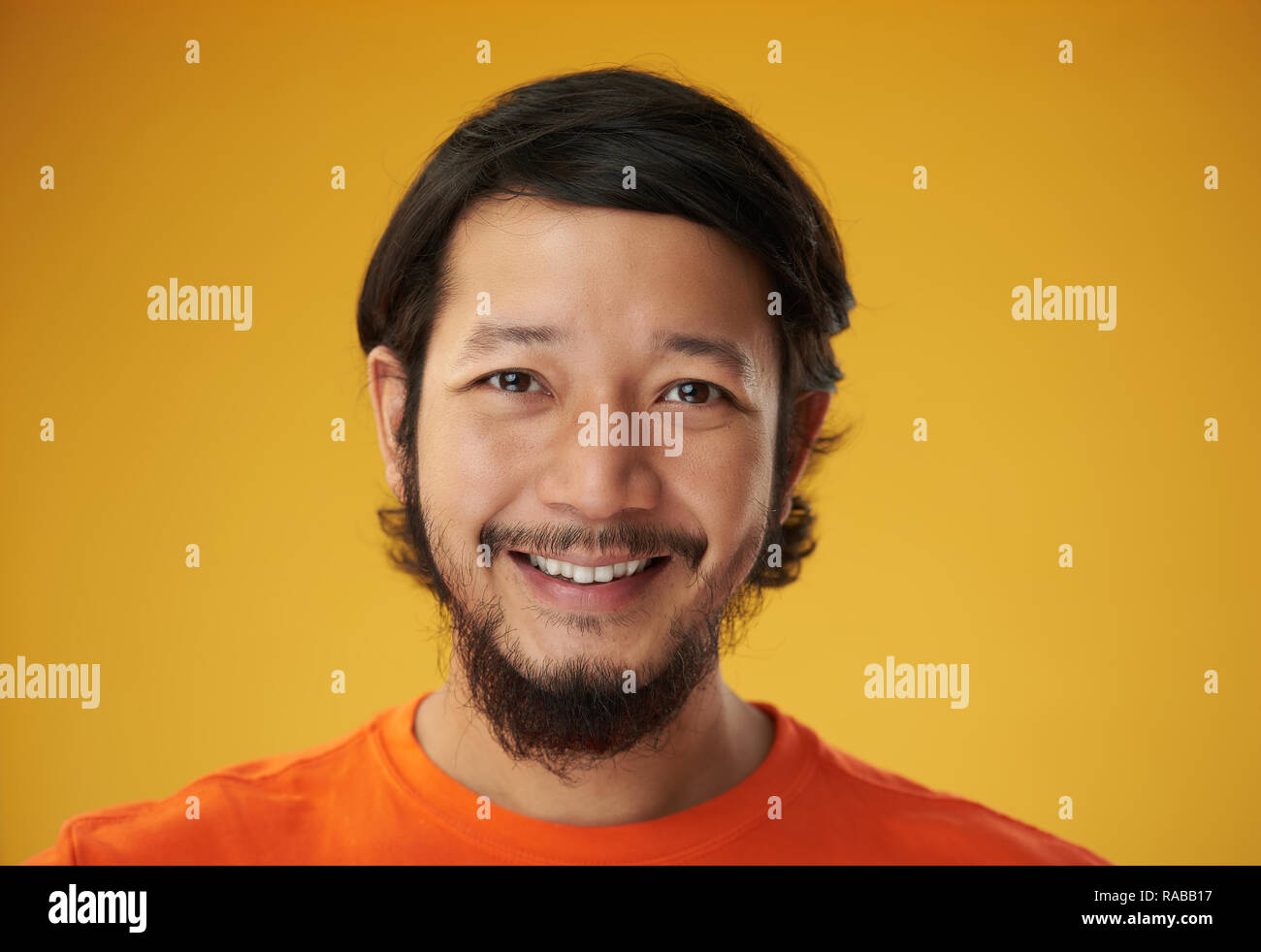 Happy asian guy headshot sur fond de couleur jaune Banque D'Images