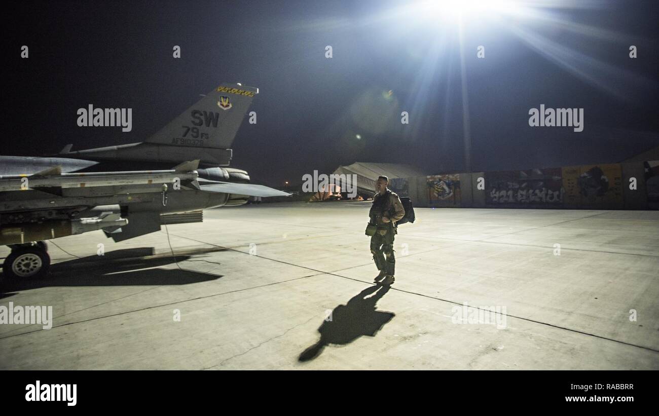 Le Capitaine David, 79e Escadron de chasse expéditionnaire pilote, quitte à un F-16 Fighting Falcon avant qu'une mission de nuit, le 13 janvier 2017 à l'aérodrome de Bagram, en Afghanistan. David s'est enrôlé dans l'Armée de l'air en 2004 qu'un F-16 spécialiste de l'avionique et vole maintenant la même cellule qu'il a utilisé pour maintenir. Banque D'Images