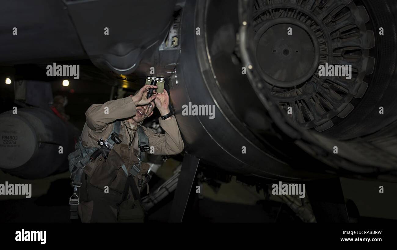 Le Capitaine David, 79e Escadron de chasse de l'expéditionnaire, pilote effectue une visite extérieure sur un F-16 Fighting Falcon avant qu'une mission de nuit, le 13 janvier 2017 à l'aérodrome de Bagram, en Afghanistan. David est à Bagram sur son premier déploiement en tant que pilote de chasse. Banque D'Images