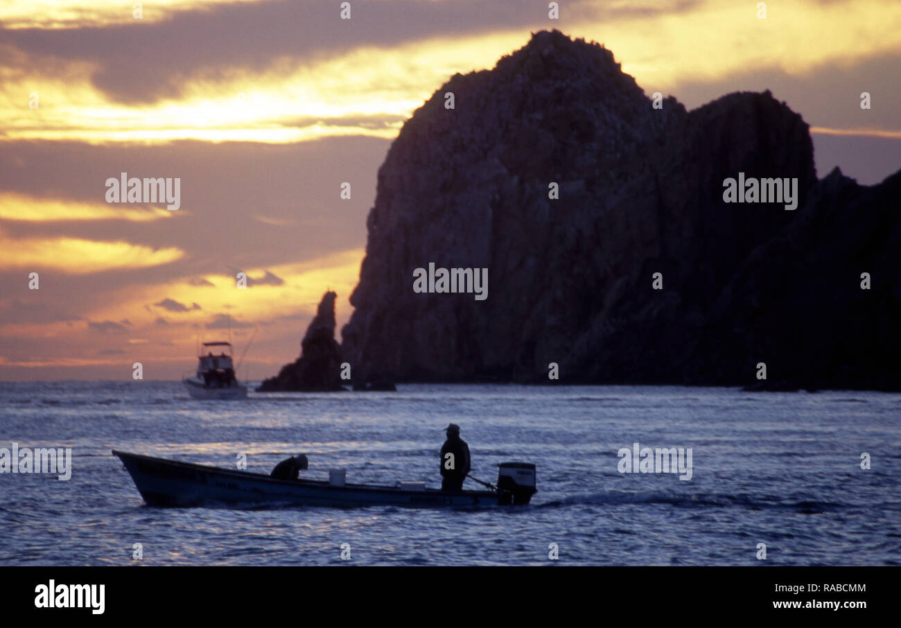 Les pêcheurs de partir à la mer à Cabo San Lucas à Baja au Mexique au coucher du soleil. Banque D'Images