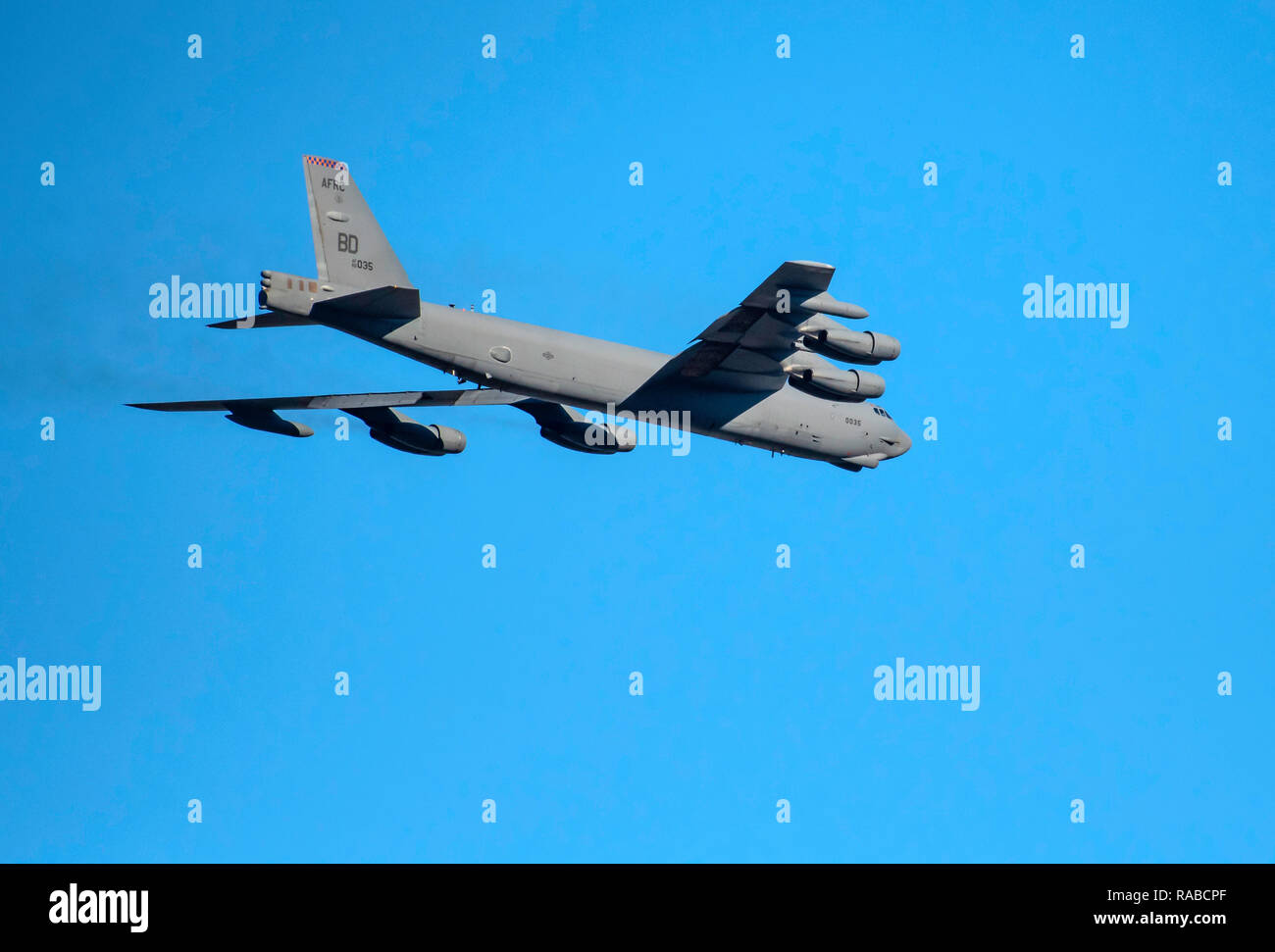 BOSSIER CITY, Louisiane, U.S.A.- DÉC. 4, 2018 : U.S. Air Force un bombardier B-52 à partir de la Base aérienne de Barksdale survole la ville. Banque D'Images