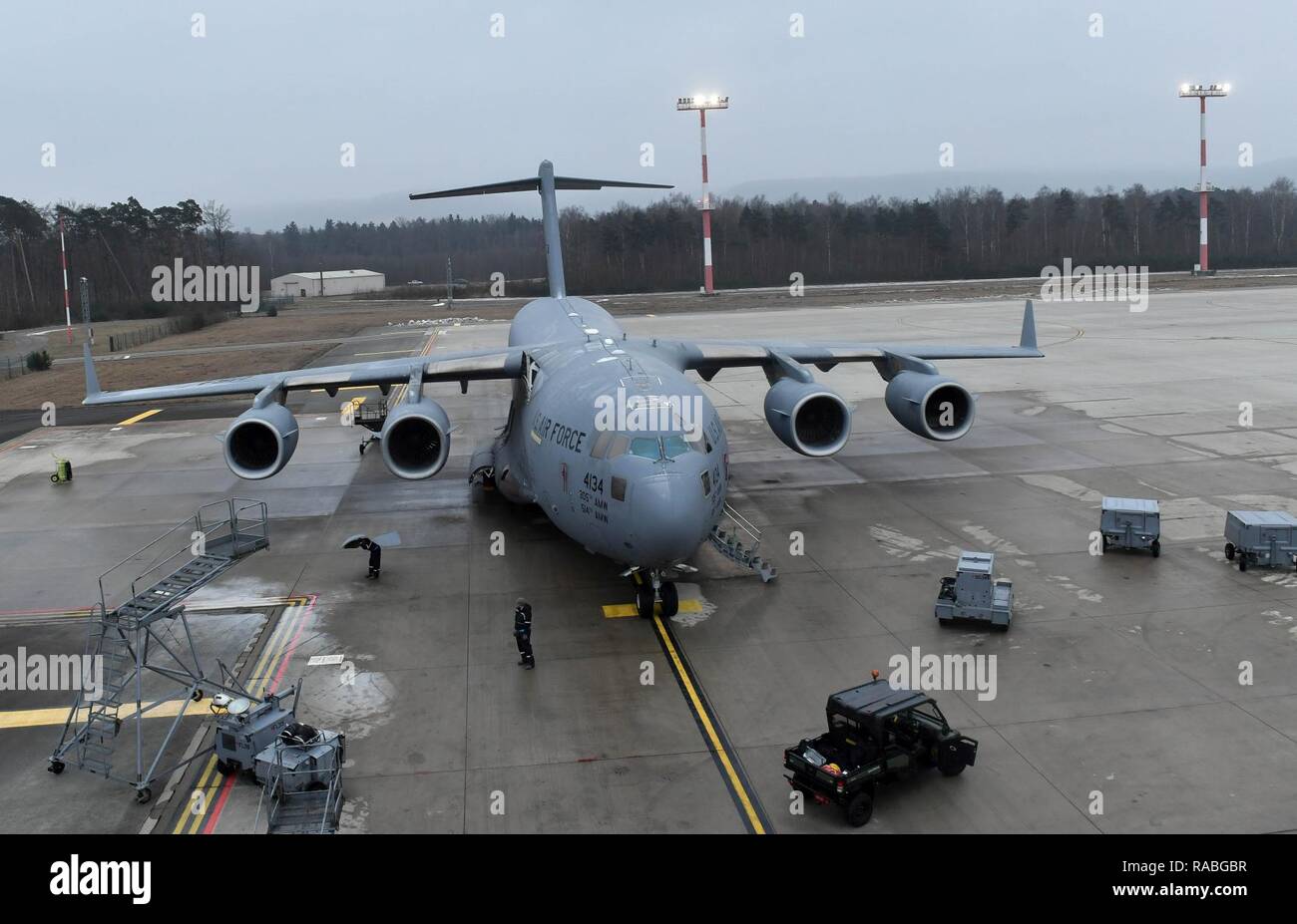 Aviateurs affecté à la 721e Escadron de maintenance des aéronefs travailler sur un C-17 Globemaster III à la base aérienne de Ramstein, en Allemagne, le 24 janvier 2017. Les Aviateurs remplacé un panneau sous l'une des ailes de l'avion. Dans un week-end, le 721e AMXS sont responsables de plus de missions que les autres escadrons dans le Pacifique et la poignée de commandes en un mois combinés. Banque D'Images