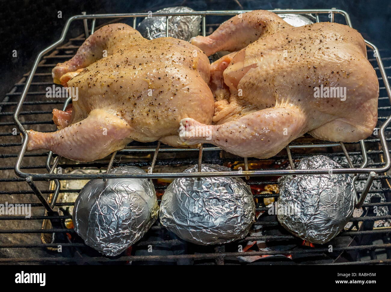 La Farine De Poulet En Papillote De Pommes De Terre Avec La Cuisson Dans Un Four Electrique En Plein Air Libre De Droit Au Format Paysage Photo Stock Alamy