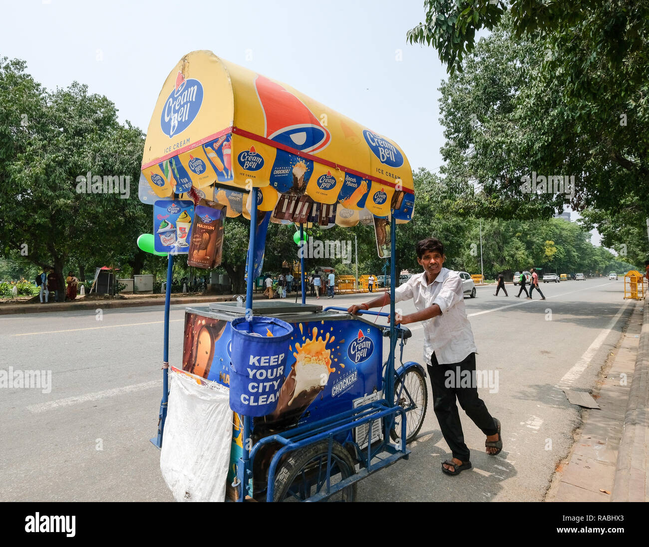 New Delhi, 15 août 2018 : Un vendeur de crème glacée Crème pousse son panier de Bell dans les rues de New Delhi le jour de l'indépendance 2018 Banque D'Images