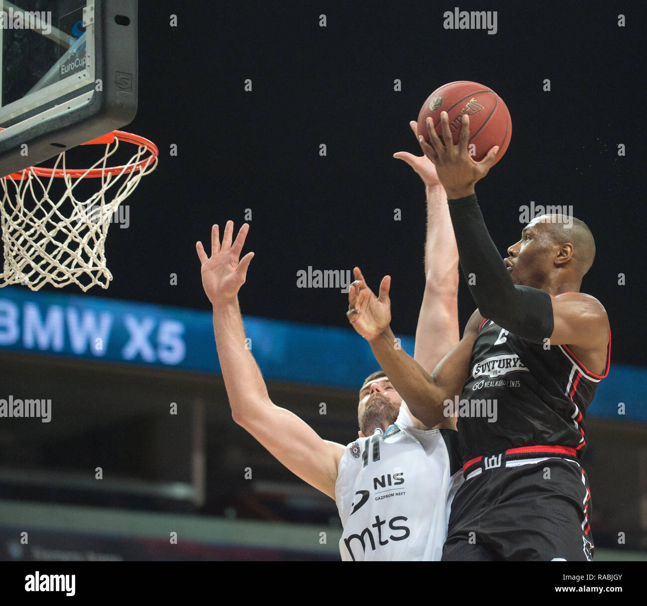 Vilnius, Lituanie. 2 Jan, 2019. Dominique Sutton (R) de Rytas Vilnius pousses durant un top 16 un match au tournoi de basket-ball Eurocup 2018-2019 entre Rytas Vilnius et Partizan Belgrade NIS à Vilnius, Lituanie, 2 janvier, 2019. Rytas Vilnius a gagné 80-74. Alfredas Crédit : Pliadis/Xinhua/Alamy Live News Banque D'Images