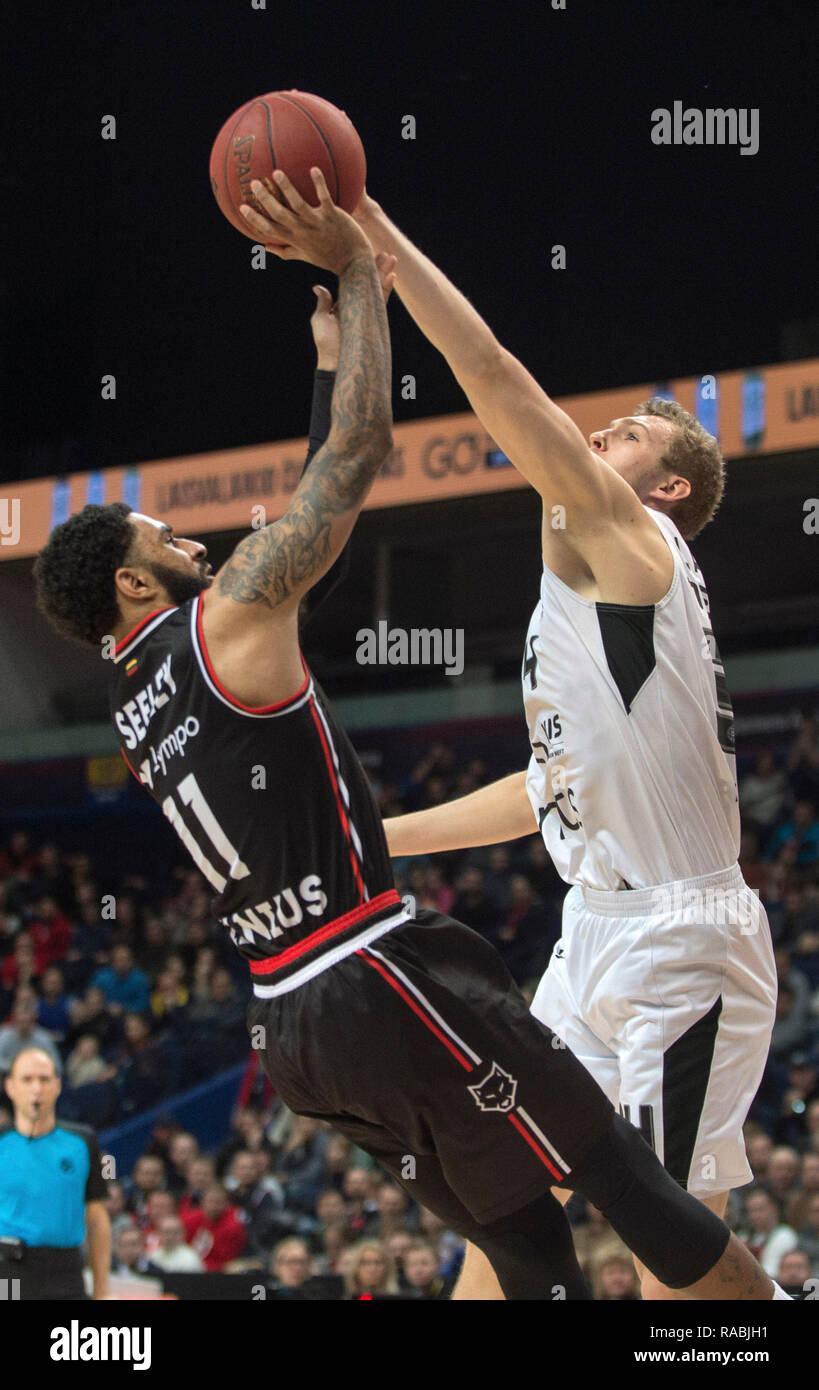 Vilnius, Lituanie. 2 Jan, 2019. Dennis Seeley (L) de Rytas Vilnius pousses durant un top 16 un match au tournoi de basket-ball Eurocup 2018-2019 entre Rytas Vilnius et Partizan Belgrade NIS à Vilnius, Lituanie, 2 janvier, 2019. Rytas Vilnius a gagné 80-74. Alfredas Crédit : Pliadis/Xinhua/Alamy Live News Banque D'Images