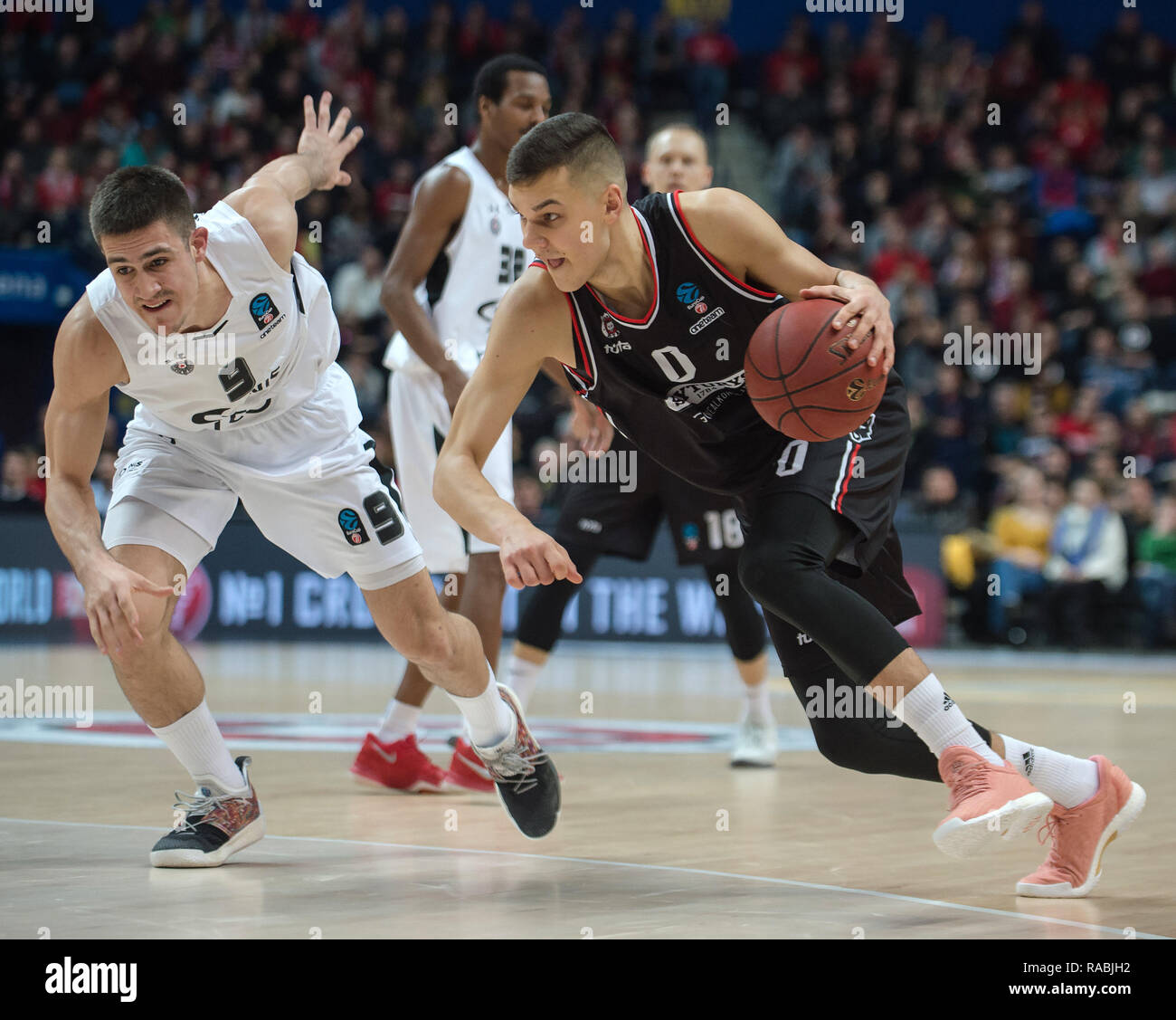 Vilnius, Lituanie. 2 Jan, 2019. Deividas Sirvydis (R) de Rytas Vilnius en compétition lors d'un top 16 un match au tournoi de basket-ball Eurocup 2018-2019 entre Rytas Vilnius et Partizan Belgrade NIS à Vilnius, Lituanie, 2 janvier, 2019. Rytas Vilnius a gagné 80-74. Alfredas Crédit : Pliadis/Xinhua/Alamy Live News Banque D'Images