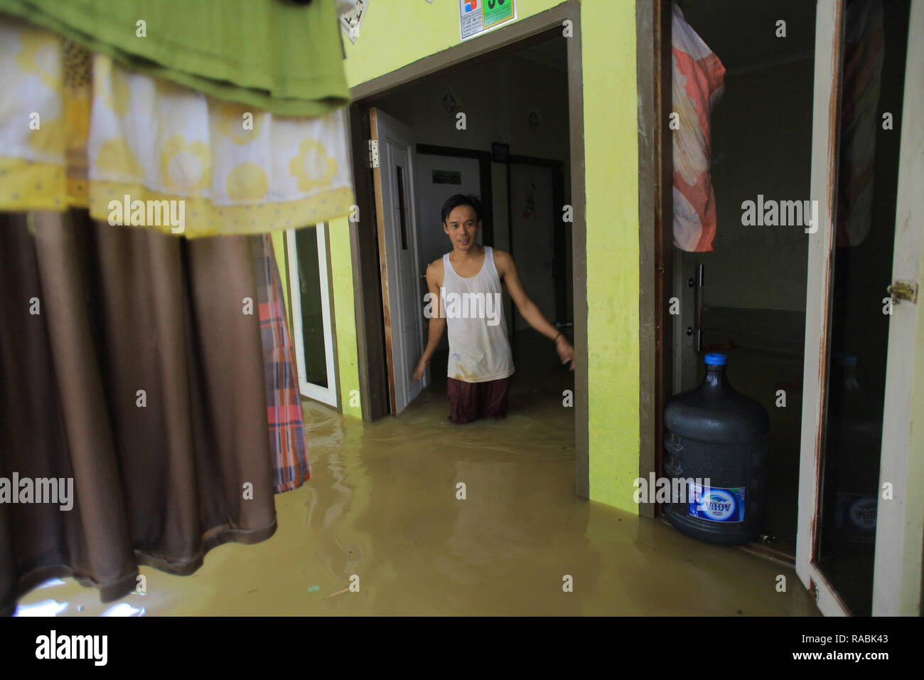 Vu résident à l'intérieur de sa maison pendant une inondation. Des dizaines de résidents ont été évacués en raison des inondations Rancamaya Cikobak village qui a frappé ta 03/04, Rancamaya, Ville de Bogor. Cette inondation a commencé à frapper des dizaines de maisons à Kampung Rancamaya Cikobak en raison du débit de l'affluent, la Cisadane Rivière Cimakaci débordent. Banque D'Images
