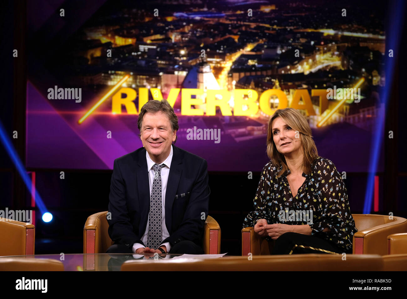 Leipzig, Allemagne. 25Th Dec 2018. Jörg Kachelmann et Kim Fisher s'asseoir dans le studio pendant les répétitions pour le talk show "Riverboat' de la Mitteldeutscher Rundfunk (MDR). Les deux présentera "Riverboat' chaque semaine dans l'avenir, le premier programme commun sera diffusé sur 04.01.2019. (Dpa interview 'Kachelmann retourne à la télévision - avec un peu de trac' à partir de 03.01.2019) Crédit : Sebastian Willnow/dpa-Zentralbild/dpa/Alamy Live News Banque D'Images