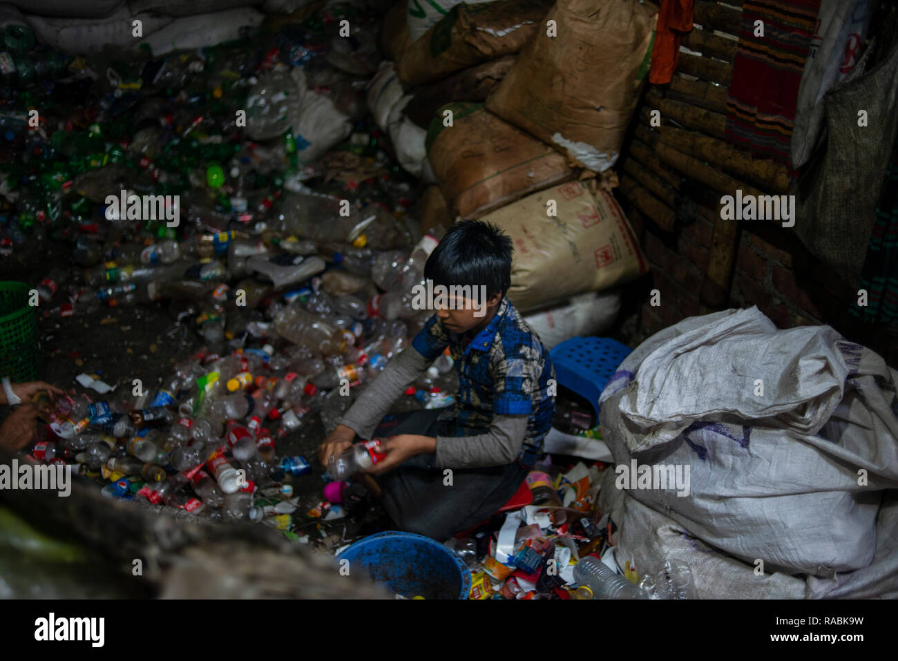 Un Ouvrier Vu Travailler Dans Une Usine De Recyclage De Bouteilles En Plastique De Nombreux Travailleurs De Moins De 18 Ans Ou Le Travail Des Enfants Travaillent Encore Dans De Nombreuses Usines