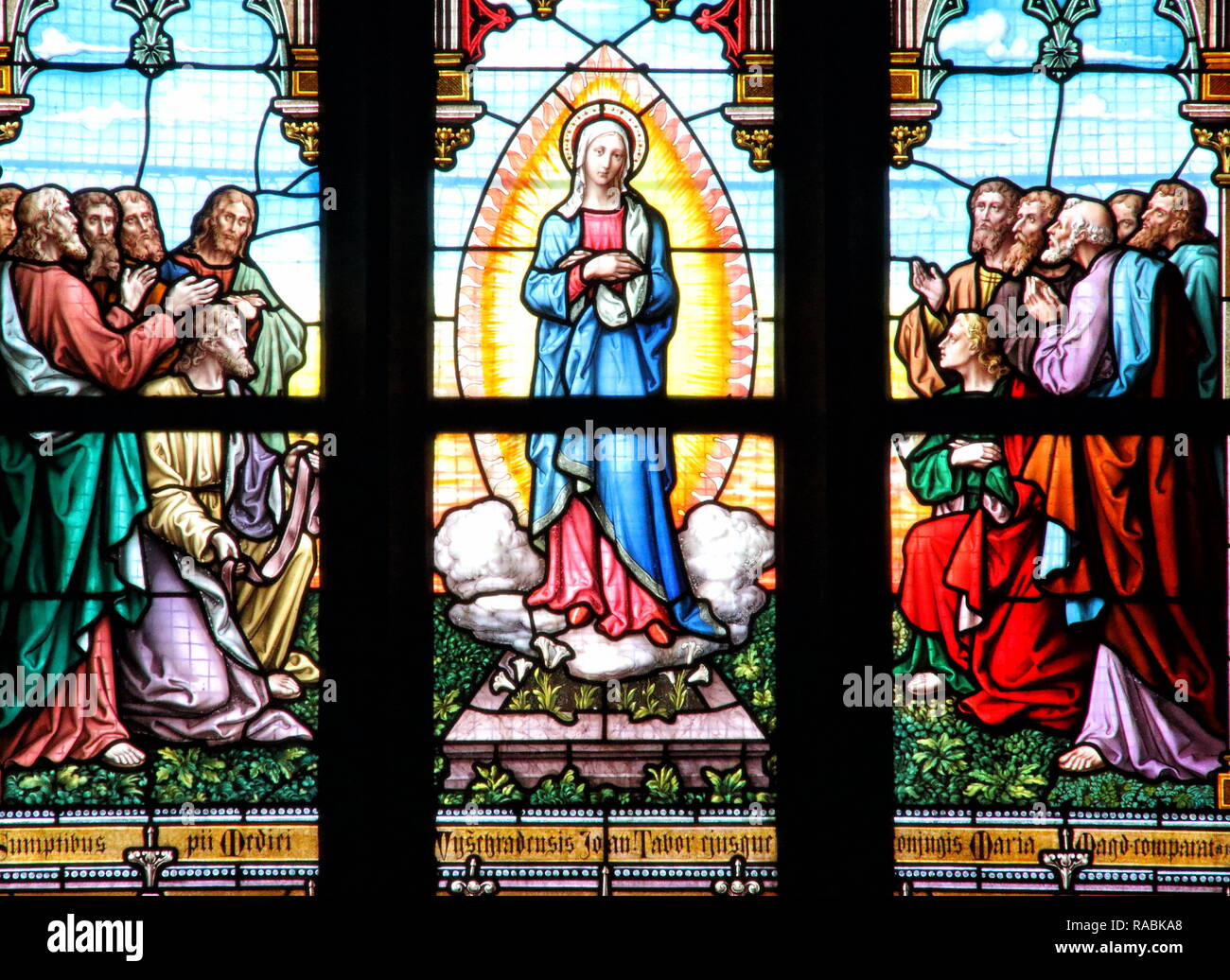 Images de saints vu l'intérieur d'une basilique avec dans la forteresse. Vyšehrad est une forteresse historique situé dans la ville de Prague, sur la rive droite de la rivière Vltava. Il a été construit au 10ème siècle. Situé à l'intérieur de la forteresse est la basilique de Saint Pierre et Saint Paul, ainsi que le cimetière de Vyšehrad, contenant les restes d'un grand nombre de personnes célèbres de l'histoire tchèque. Banque D'Images