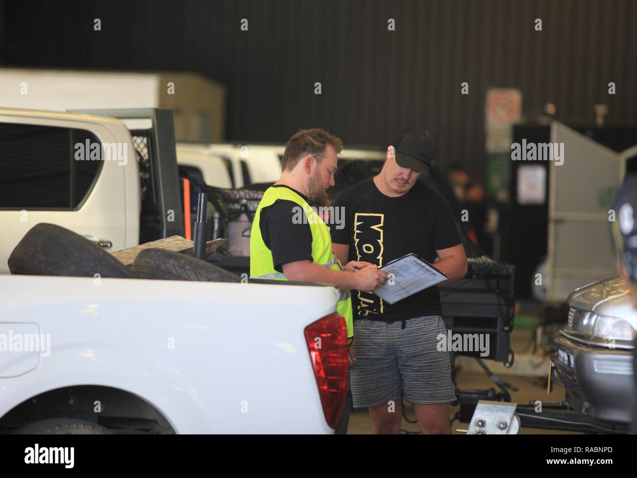 Canberra, Australie. 3 janvier, 2019. Un participant s'inscrit auprès d'un membre du personnel du parc des expositions au cours de la voiture Summernats festival à Canberra, Australie, 3 janvier 2019. Organisé chaque année à Canberra depuis 1987, cette année, l'Summernats ouverte au public le jeudi et durera pour le 6 janvier. Summernats a été la plus grande puissance et les plus connus en Australie, et il attire les touristes à Canberra de tout le pays. Pendant le festival, les gens apprécieront montrent la dérive, ville croisière, l'épuisement professionnel et d'autres montrent des performances excitantes. Source : Xinhua/Alamy Live News Banque D'Images