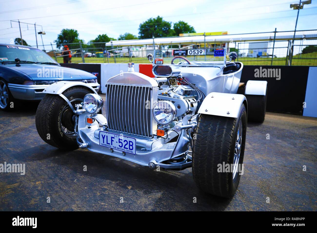 Canberra, Australie. 3 janvier, 2019. Une voiture est remonté exposée au parc des expositions au cours de la voiture Summernats festival à Canberra, Australie, 3 janvier 2019. Organisé chaque année à Canberra depuis 1987, cette année, l'Summernats ouverte au public le jeudi et durera pour le 6 janvier. Summernats a été la plus grande puissance et les plus connus en Australie, et il attire les touristes à Canberra de tout le pays. Pendant le festival, les gens apprécieront montrent la dérive, ville croisière, l'épuisement professionnel et d'autres montrent des performances excitantes. Source : Xinhua/Alamy Live News Banque D'Images